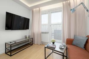 Stylish 2 Bedrooms Apartment with Air Conditioning Close to the City Center by Noclegi Renters