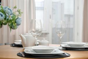 Stylish 2 Bedrooms Apartment with Air Conditioning Close to the City Center by Noclegi Renters