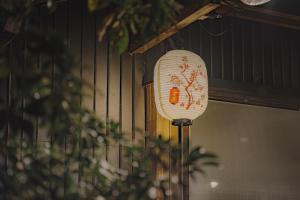 Wabi-Sabi historic home - walk to the lake