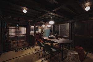 Wabi-Sabi historic home - walk to the lake