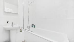 Modern Thames Circle 1-Bedroom Gem in Canary Wharf