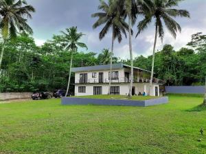 Golden Riverside Resort Kosgama