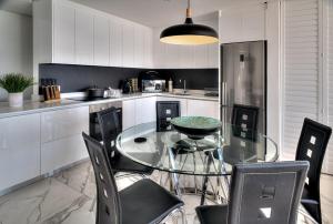 Horizon Bay 1302 Loadshedding Free APT by HMH