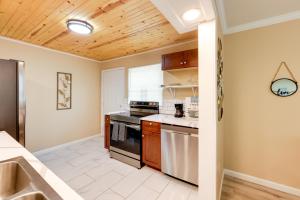 5 Mi to UAB Group-Friendly Birmingham Retreat