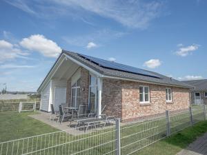 Ferienhaus mit Sauna und Kamin nahe am grünen Strand