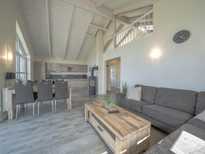 Ferienhaus mit Sauna und Kamin nahe am grünen Strand