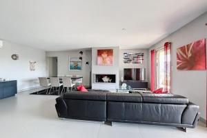 Elegant Design Apt With Balcony And Pool