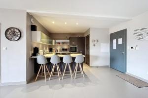 Elegant Design Apt With Balcony And Pool