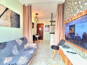 Apto Com Sacada e Ar Condicionado a 2 minutos da Praia