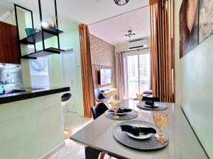 Apto Com Sacada e Ar Condicionado a 2 minutos da Praia