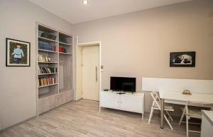 Wehost Apartment Near Liberty Square - by Wehost