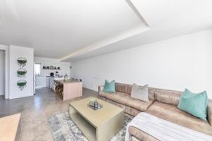 Modern Sea View Retreat with Pool & Inverter Horizon Bay 1405