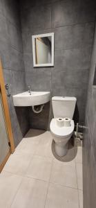 Spacious, Central Apt, sleeps 5