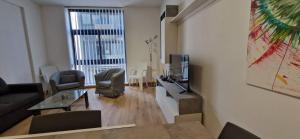 Spacious, Central Apt, sleeps 5