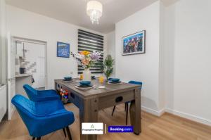 Modern 2BDR House By Prospergress Property Short Lets & Serviced Accommodation Coventry With Free Parking, Games and Near University Hospital, Coventry City Centre
