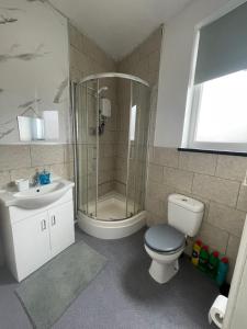 Self-Contained Studio with kitchen & bathroom - Warm Welcome Inn , Stirchley