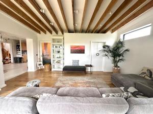 6BR Designer Home OR SEPARATE 2BR Guesthouse OPTION