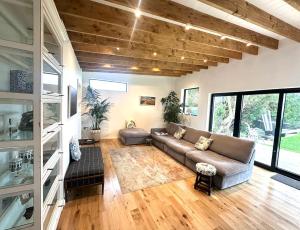 6BR Designer Home OR SEPARATE 2BR Guesthouse OPTION