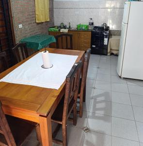 CASA EL GRINGO ubicada en Villa Parque Siquiman con vista al río tres habitaciones y capacidad para ocho personas