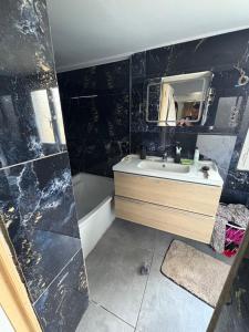 Maison cosy avec jardin verdoyant