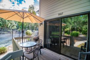 Coastal Paradise 2BR Villa Near Coligny & Beach