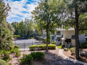 Coastal Paradise 2BR Villa Near Coligny & Beach