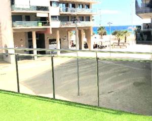 Ideal for families on the beach in Barcelona with a pool