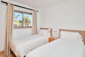 Villa costera, mar, golf y muelle deportivo