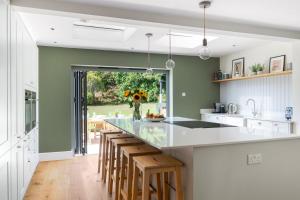 5 Bed in Seaview oc-m33328