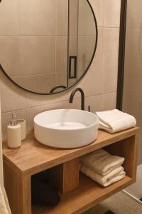 Vintage 2-Bed Apt with Music Room