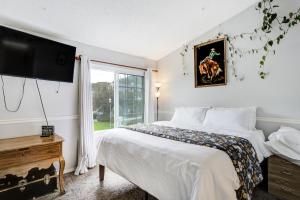 Townhome Comfort - Two King Suites & Pet-Friendly!