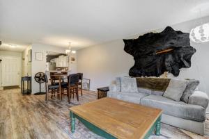 Townhome Comfort - Two King Suites & Pet-Friendly!