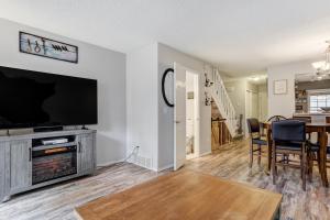 Townhome Comfort - Two King Suites & Pet-Friendly!