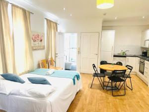 Bright studio flat in Good location