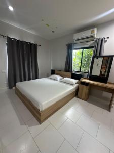 Phuket, Townhouse in Bangtao with Private Garden, Pet Friendly - Ubytování bez kategorie ve městě Ban Pak Lak