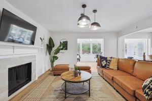 5BR w Backyard Paradise Pool Cinema Games