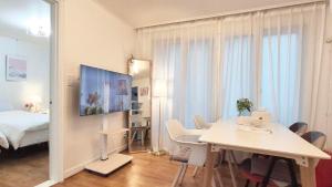 Hongdae Stay 201 # Spacious living room, four beds