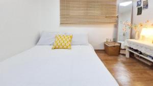 Hongdae Stay 201 # Spacious living room, four beds