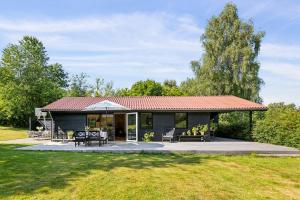 Charming Cottage Near Heatherhill With Jacuzzi
