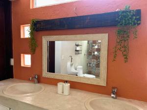 Casa Haru, Hermosa casa con alberca climatizada, jardín, asador y tombling, capacidad para 14 personas, 5 recámaras, 8 camas, 5 baños estacionamiento para 4 autos