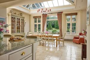 Helmdon House - pool & tennis court, 7 bedrooms