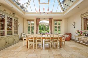 Helmdon House - pool & tennis court, 7 bedrooms