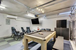 1 Block to Beach Biloxi Townhome with Media Room