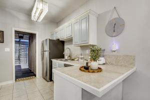 1 Block to Beach Biloxi Townhome with Media Room