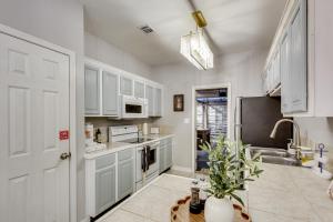 1 Block to Beach Biloxi Townhome with Media Room