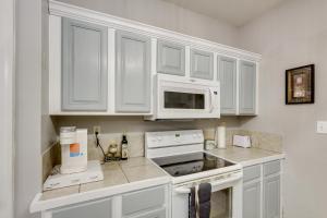 1 Block to Beach Biloxi Townhome with Media Room