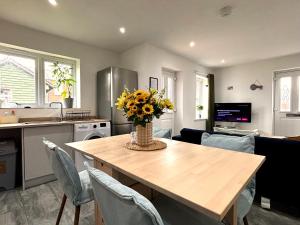 2 Bedroom House - Private Parking - Central