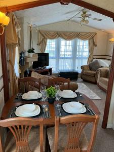 i7 Millfields 6 Berth Luxury Caravan DG & GCH Familys Only And Lead Person Must Be Over 30