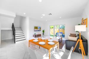 Spacious Townhouse with 2 Levels ForFamily