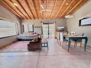 Wabi sabi, casita de montaña con pileta